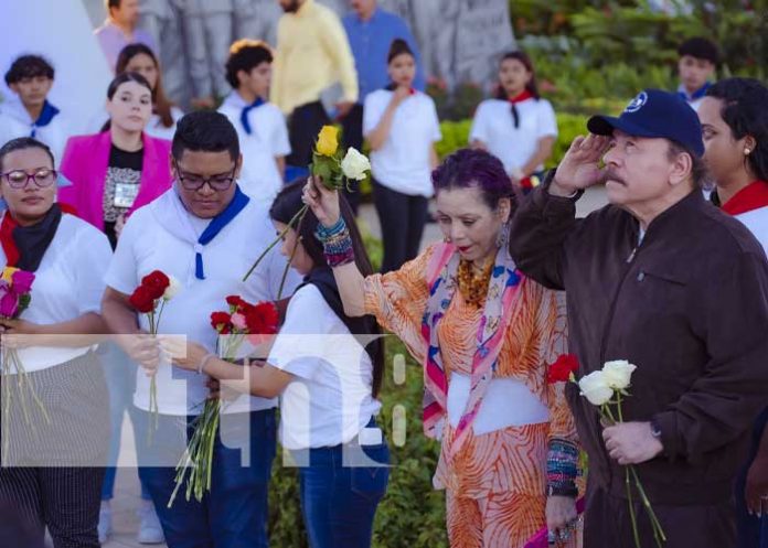 Foto: Mandatarios Nicaragüenses depositaron una flor al padre de la Revolución en su 87 aniversario / TN8