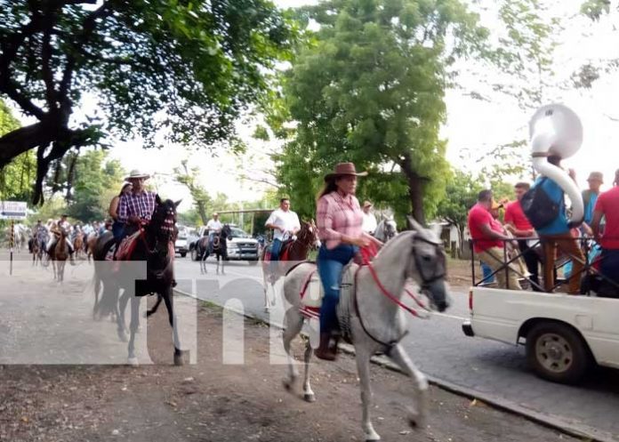 Alegre cabalgata en honor a Santa Ana en Ometepe