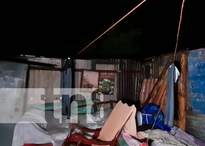 Fuertes vientos acaban con el techo de una vivienda del Bo. Jorge Salazar, en Managua
