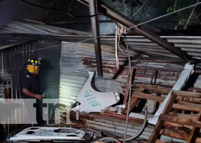 Foto: Incendio consume una vivienda y deja a otra con daños parciales en el barrio René Cisneros / TN8