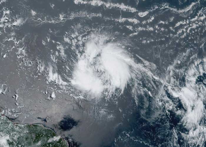 La tormenta tropical Bret avanza hacia el este del Caribe
