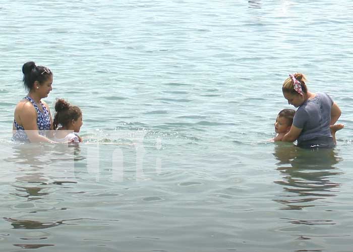 Foto Familias disfrutan de cálidas aguas de la laguna de Xiloá este fin de semana / TN8