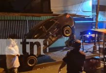 ¿Rápidos y furiosos en Nicaragua?, carro queda "encaramado" en un cable en Managua