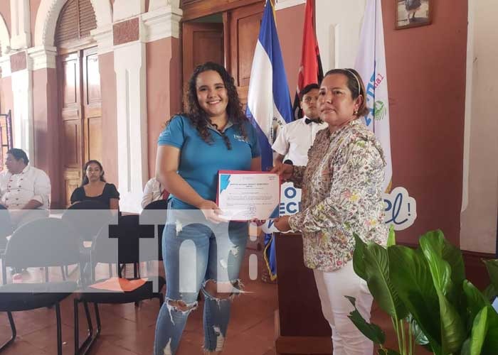 Foto:Gala en reconocimiento a docentes del Centro Técnico de Granada / TN8