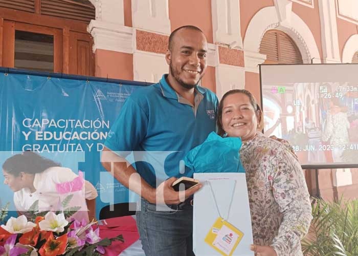 Foto:Gala en reconocimiento a docentes del Centro Técnico de Granada / TN8