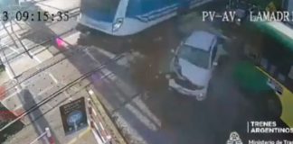Se salvó de milagro tras frenar su carro en la vía de un tren en Argentina