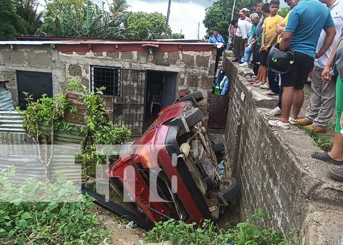 Foto: Carro cae sobre vivienda en Diriamba, Carazo / TN8
