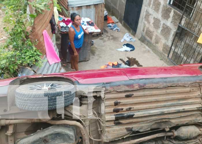 Foto: Carro cae sobre vivienda en Diriamba, Carazo / TN8