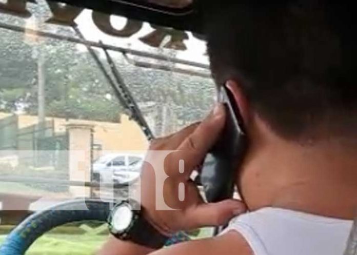Foto: Momentos que captan a conductor de bus en el sector del 7 Sur hablando por celular / TN8
