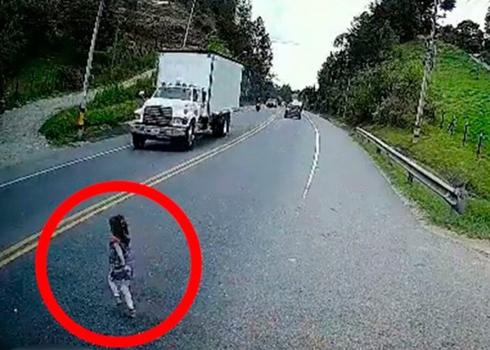 ¡Impactante video! Viva de milagro niña tras ser arrollada por dos motos en Colombia