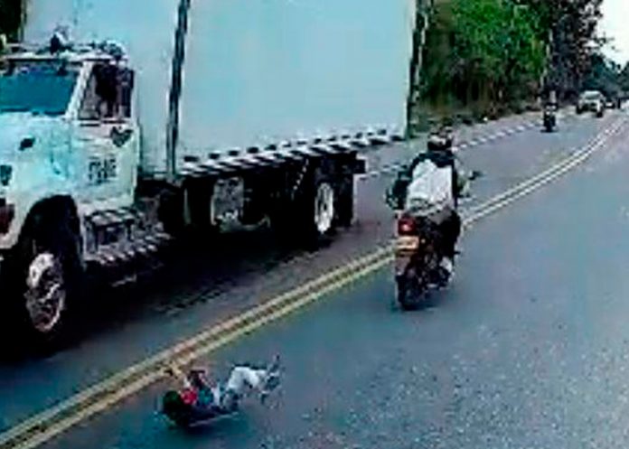 ¡Impactante video! Viva de milagro niña tras ser arrollada por dos motos en Colombia