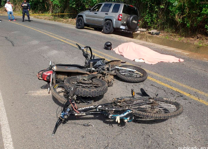 Nica muere en Costa Rica tras perder el equilibrio de su moto mientras jalaba una 'bici'