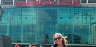 Presentadora se desnuda en estadio del Manchester United