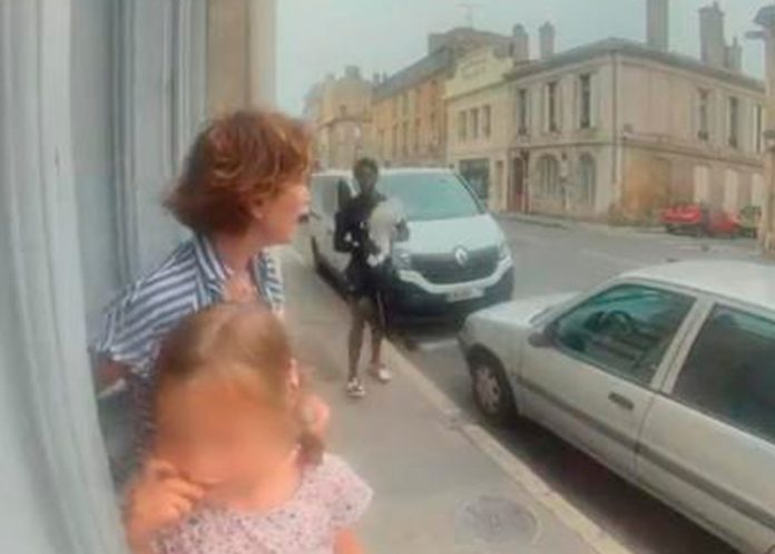A plena luz del día una anciana y su nieta son salvajemente agredidas en Francia