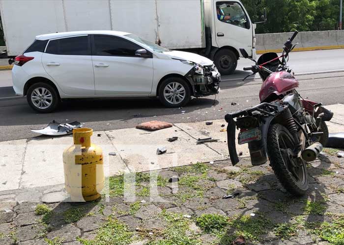 Foto: Accidente con repartidor de gas en la Carretera Nueva a León / TN8
