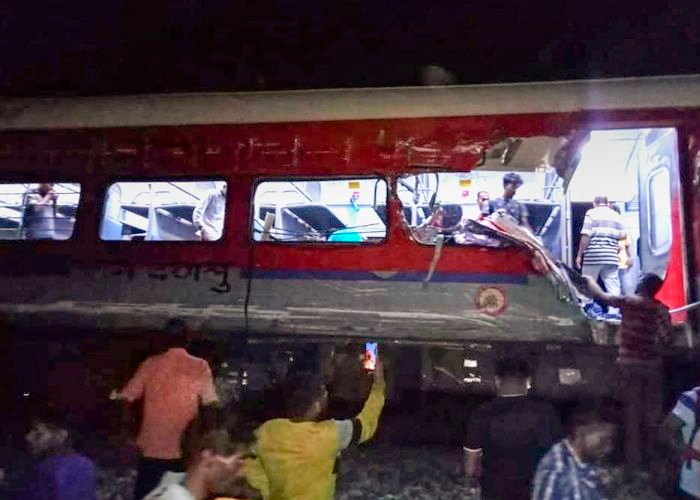 Cchoque de trenes en India deja 50 muertos y más de 500 heridos 