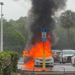 Auto se incendia con sus hijos adentro mientras robaba  una tienda