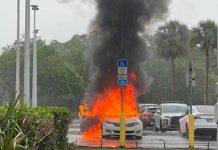 Auto se incendia con sus hijos adentro mientras robaba  una tienda