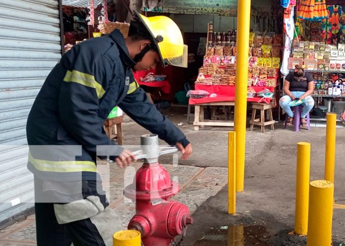 ¡Óptimas condiciones! Bomberos inspeccionan hidrantes en el mercado Roberto Huembes