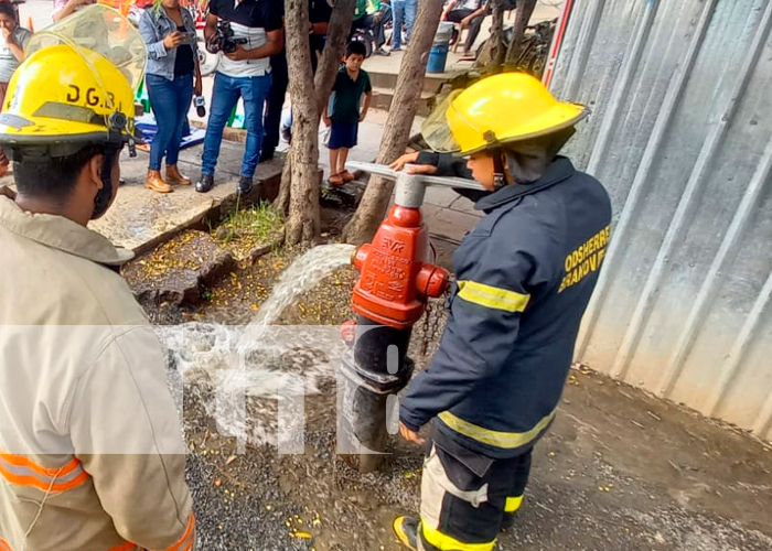 ¡Óptimas condiciones! Bomberos inspeccionan hidrantes en el mercado Roberto Huembes