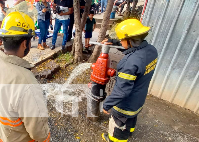 ¡Óptimas condiciones! Bomberos inspeccionan hidrantes en el mercado Roberto Huembes