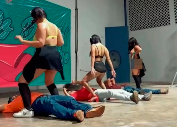 ¡Peculiar festejo en México! Contratan strippers para celebrar el día del padre