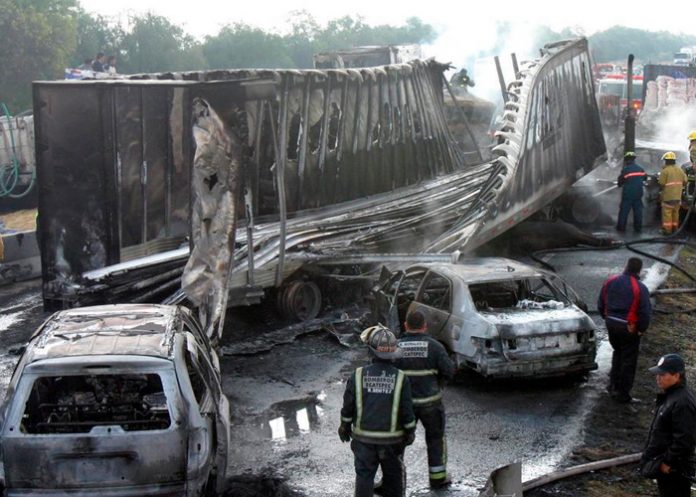 Carambola de 16 vehículos en Jalisco, México dejó cinco muertos y 14 heridos