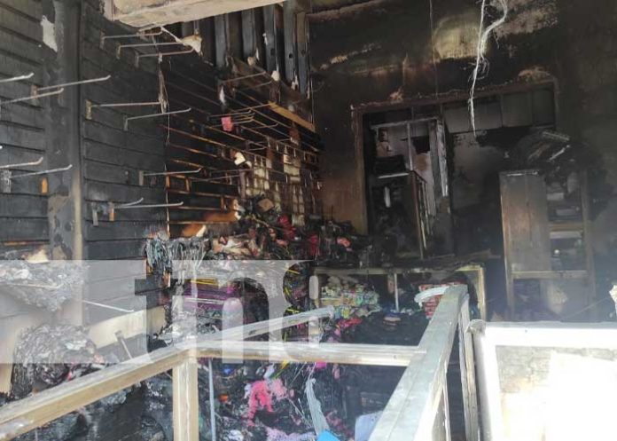 Foto: Escombros de la vivienda incendiada en Monseñor Lezcano / TN8