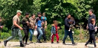 Rescatan a 145 migrantes, entre ellos niños y bebés, en un islote de Grecia