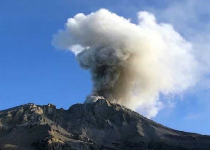 Foto: Suben nivel de alarma por actividad del volcán Ubinas en Perú / Cortesía
