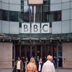 ¡Por pedólifo! BBC corre a presentador por pedir fotos sexuales