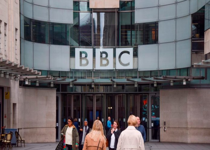 ¡Por pedólifo! BBC corre a presentador por pedir fotos sexuales