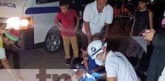 Foto: Pareja de motorizados lesionados luego que camioneta los impactara en Crt. Xiloá / TN8