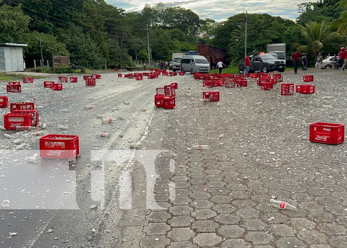 Foto: ¡Se salvó! Conductor de rastra de gaseosas pierde el control sobre la vía Juigalpa-Managua / TN8