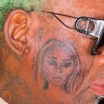 ¡No lo vas a creer! Rodman se tatúa la cara de su "jaña" en su mejía