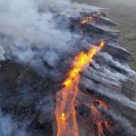 Entra en erupción un volcán en Islandia luego de semanas de sismos en la zona