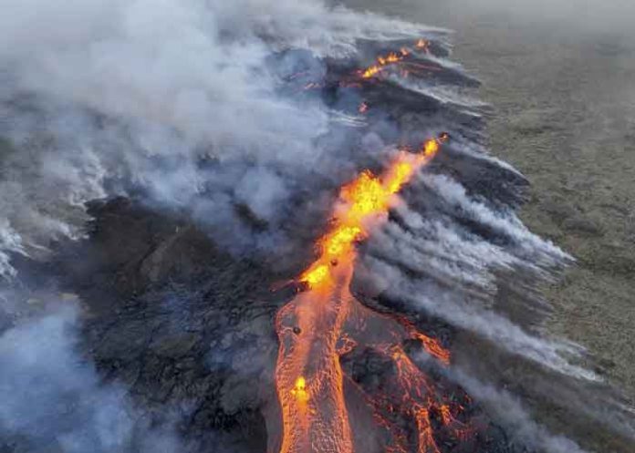 Entra en erupción un volcán en Islandia luego de semanas de sismos en la zona