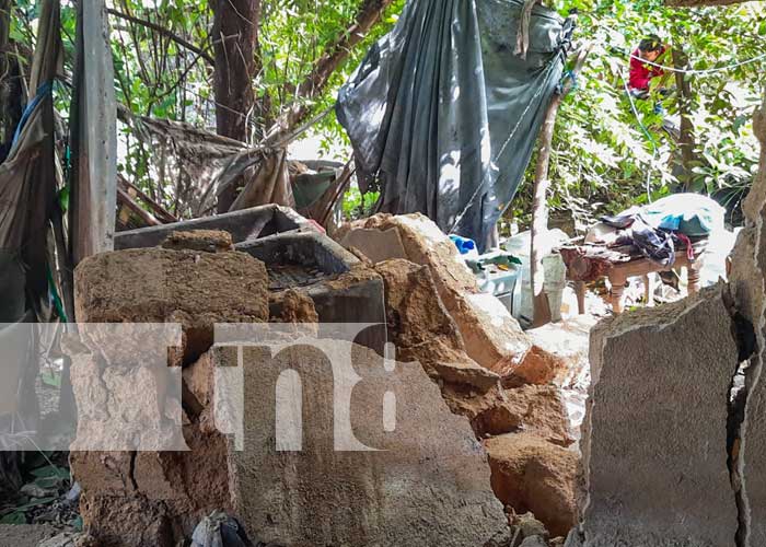 Alcaldesa visita a afectados por colapso de vivienda en Ocotal