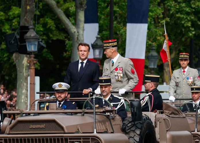 Macron fue recibido con una ola de abucheos en el desfile de la Fiesta Nacional