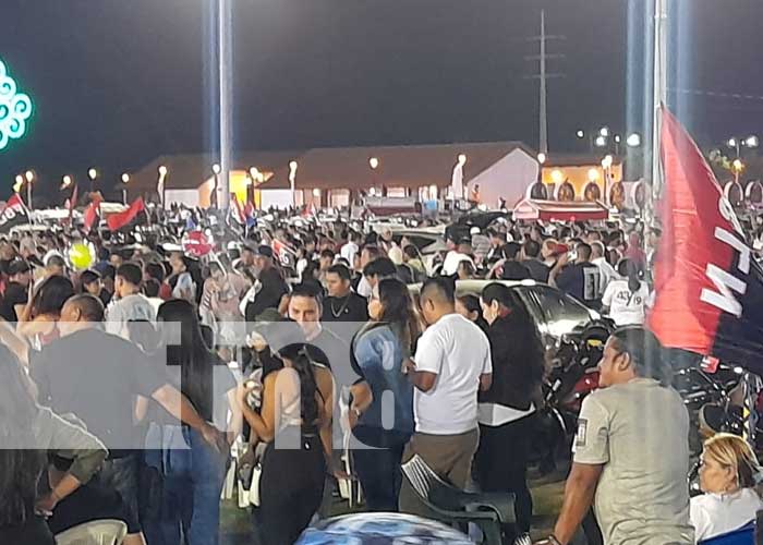 Fuegos artificiales anuncian la llegada del 19 de Julio en la Plaza La Fe, Managua