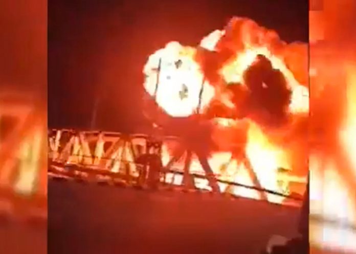 Gran explosión al colisionar un tren y un camión en Indonesia