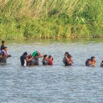 Inhumano Gobernador de Texas ordena lanzar a niños migrantes al río Bravo