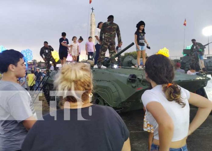 Familias visitan Plaza La Fe para conocer sobre los medios y armas que exhibe el Ejército de Nicaragua