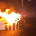 Foto: ¡Ardió la Moto! Choque e incendio de motocicleta deja a una persona lesionada en Juigalpa / TN8