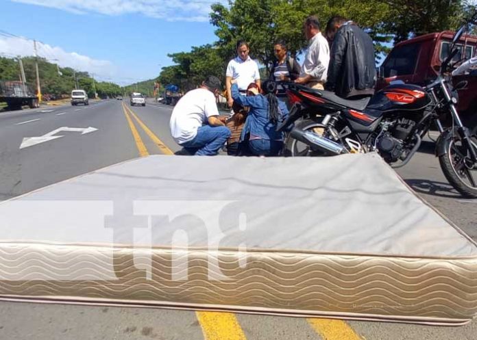 Foto: Cae pesado colchón de camioneta y deja fracturada a acompañante de moto en las cercanías a la Cuesta El Plomo/Tn8