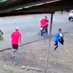 Video: Un niño escapa de un asalto de sujetos en motocicleta
