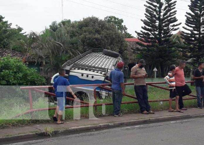 Foto: ¡Vivos de milagro! Bus pierde el control y termina fuera de la carretera en Malacatoya / TN8
