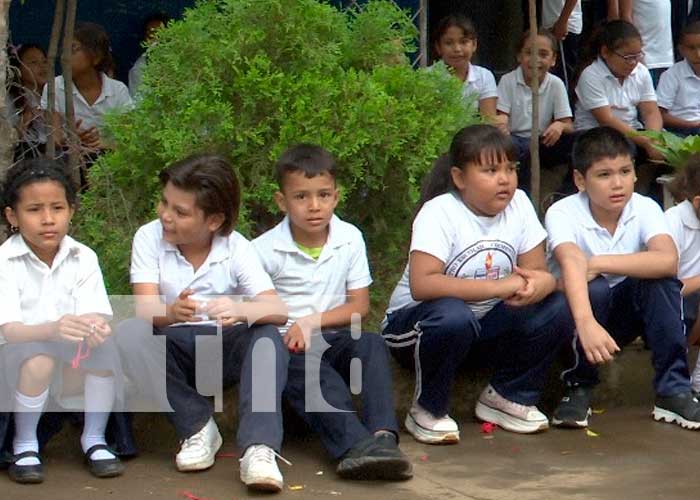 Centros educativos de Chinandega participan en desfile de la Alegría