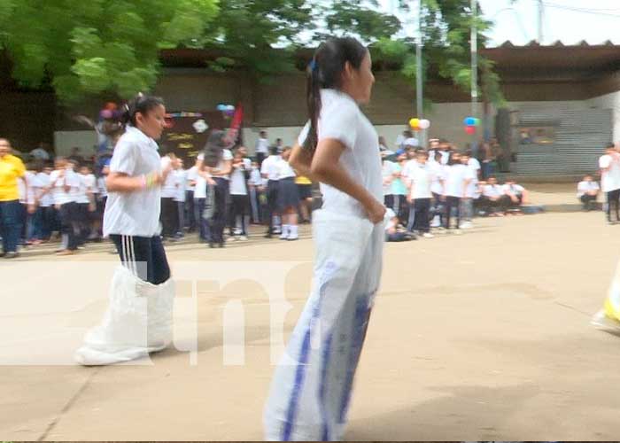 Centros educativos de Chinandega participan en desfile de la Alegría