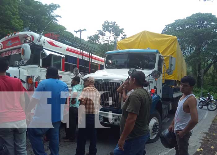 Bus impacta un vehículo y deja lesionados leves en La Cuesta Ponzoña, Río Blanco